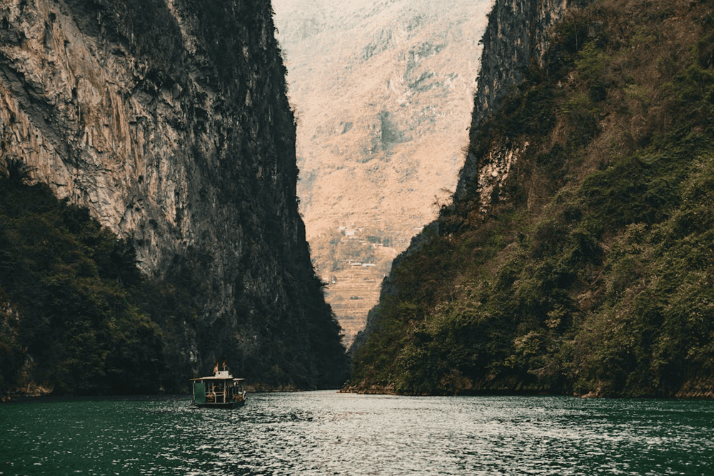 Nho Que River stands out with its stunning emerald-green waters, a rare gem in Vietnam (Source: Pexels)